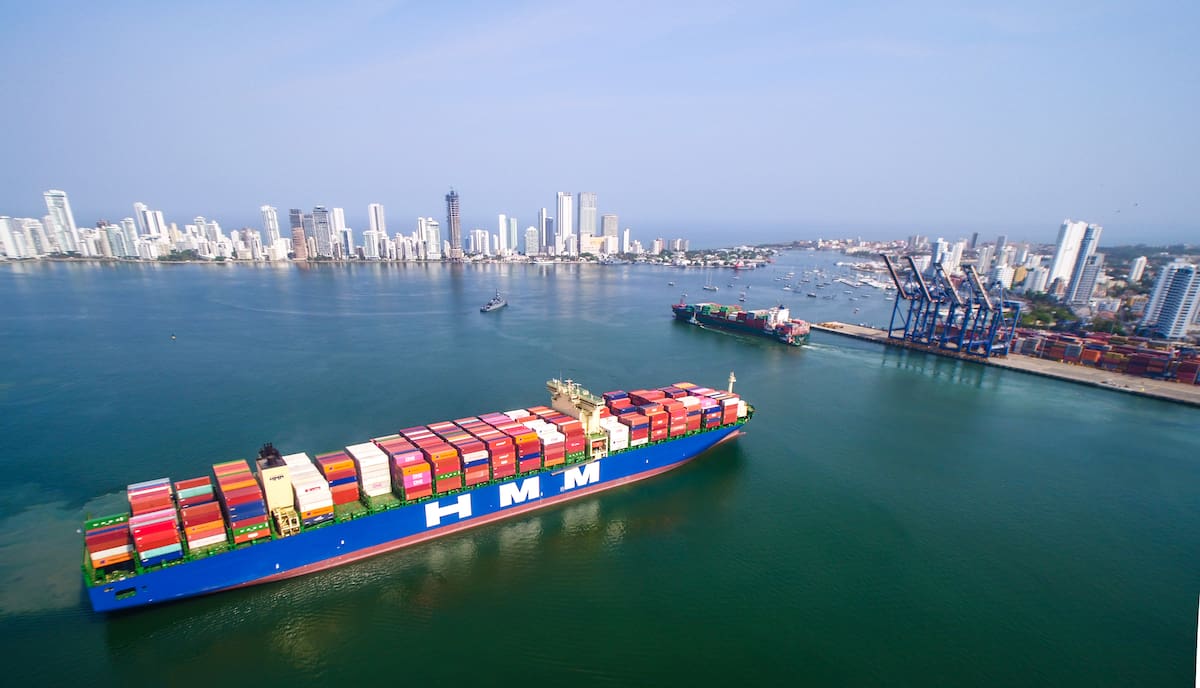 Un buque portacontenedores se aproxima a los muelles de la Sociedad Portuaria Regional de Cartagena, SPRC, del Grupo Puerto de Cartagena. La ciudad tiene los puertos más eficientes de América Latina y de los mejores en el mundo. //Archivo