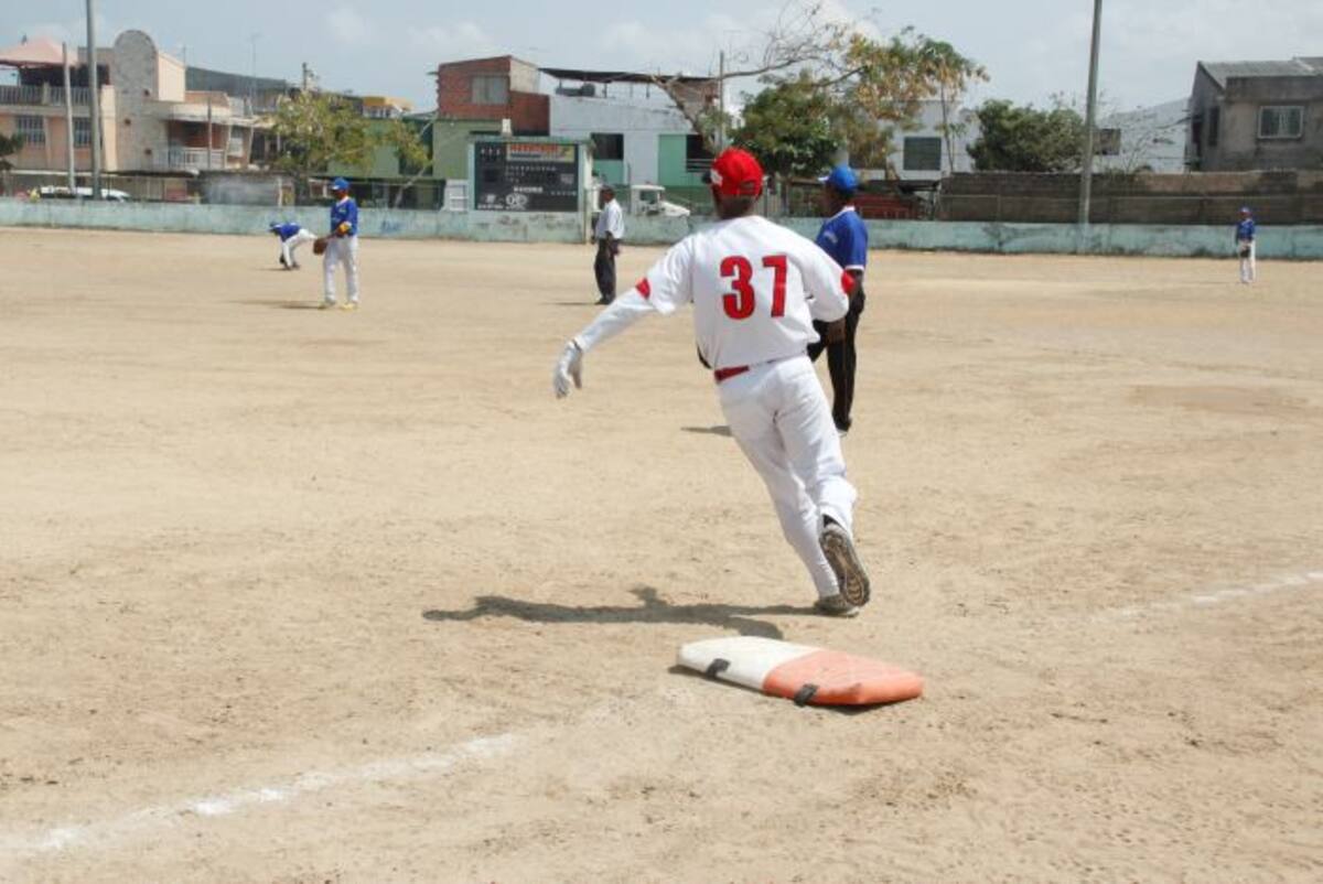 En el estadio de sóftbol de Las Palmeras se juega el V Campeonato Plus 65 años. Gabriel Jaime García García