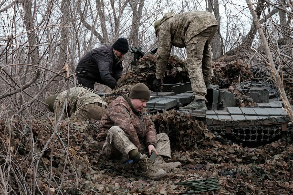 Soldados ucranianos armando un tanque militar en la región de Donetsk. //EFE