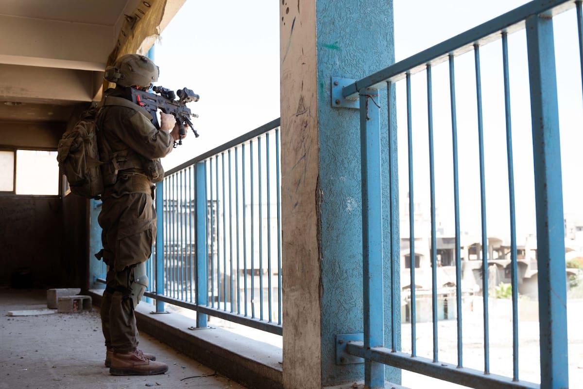 Un soldado israelí en Rafah, este jueves. //EFE