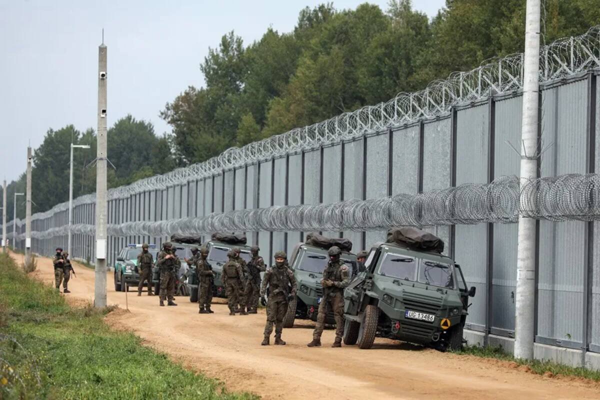 Soldados polacos hacen guardia junto a la valla fronteriza entre Polonia y Bielorrusia, en Krynki, Polonia. EFE/EPA/Artur Reszko