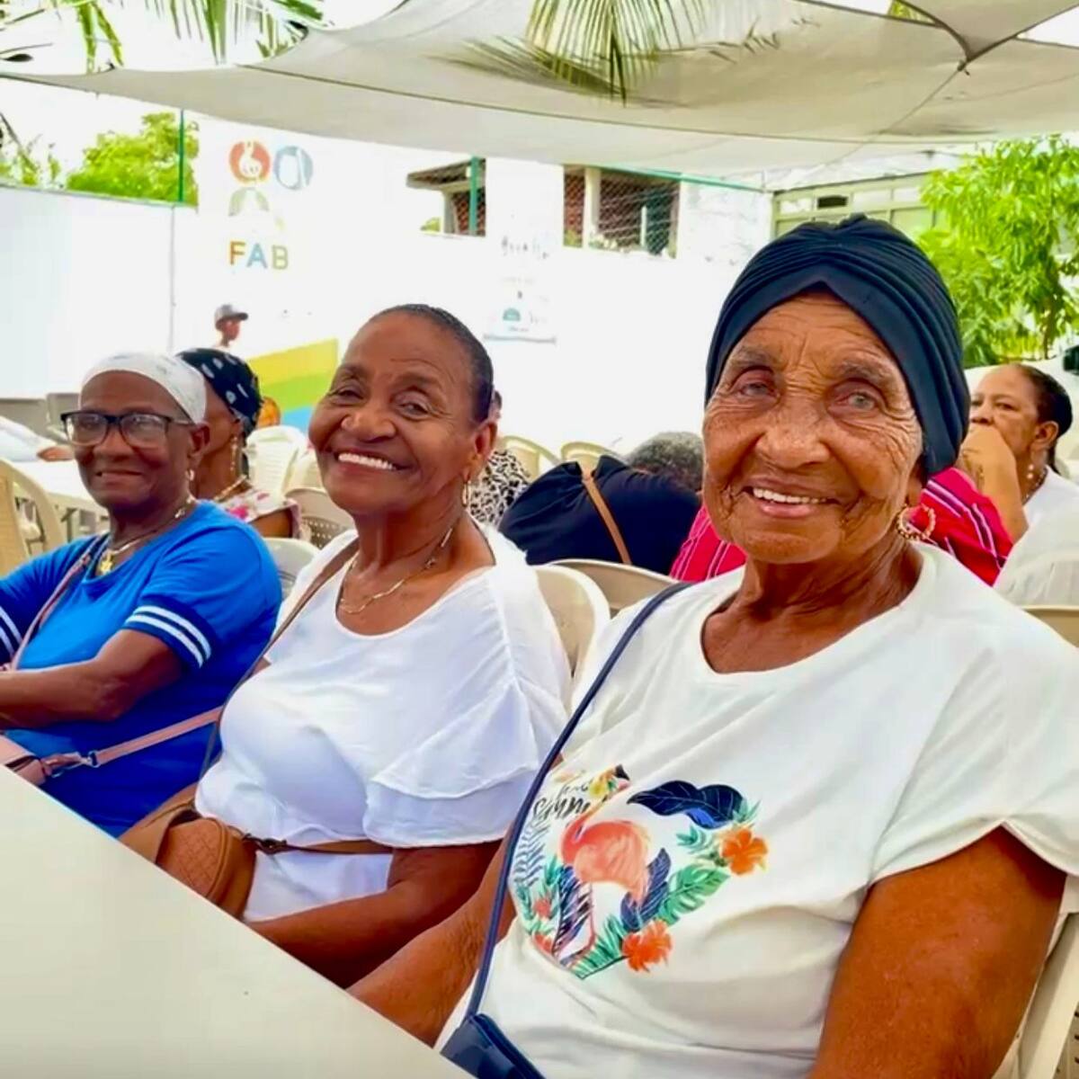En alianza con el SENA Regional Bolívar, el programa “Somos Futuro”, capacitó en Inglés para el Trabajo a 22 habitantes, y el de Atención a la Primera Infancia (AIPI), formó a 12 mujeres de la población. // Foto: Cortesía - Somos Barú.