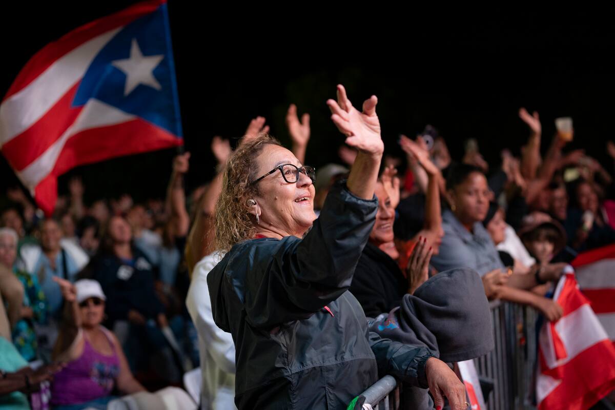 Una mujer baila durante la presentación del salsero Víctor Manuel en el concierto de verano 'Rise Up NYC'. //Foto: EFE.