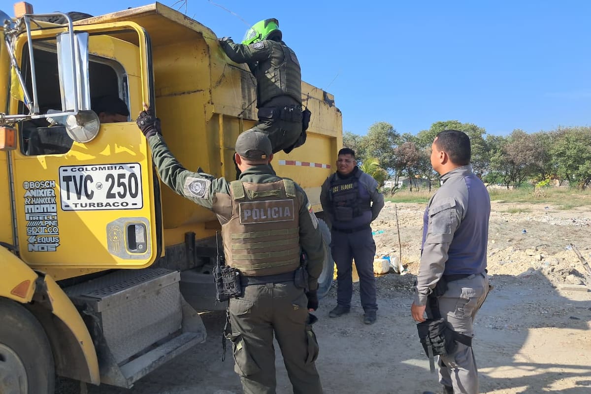 Sorprenden a volqueta cuando intentaba arrojar residuos en la Ciénaga de La Virgen