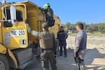 Sorprenden a volqueta cuando intentaba arrojar residuos en la Ciénaga de La Virgen