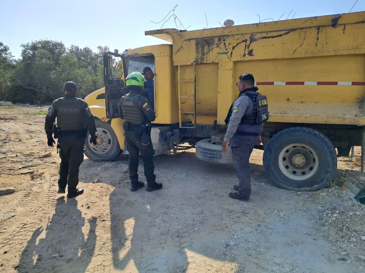 Sorprenden a volqueta cuando intentaba arrojar residuos en la Ciénaga de La Virgen. // cortesía: Guardia Ambiental