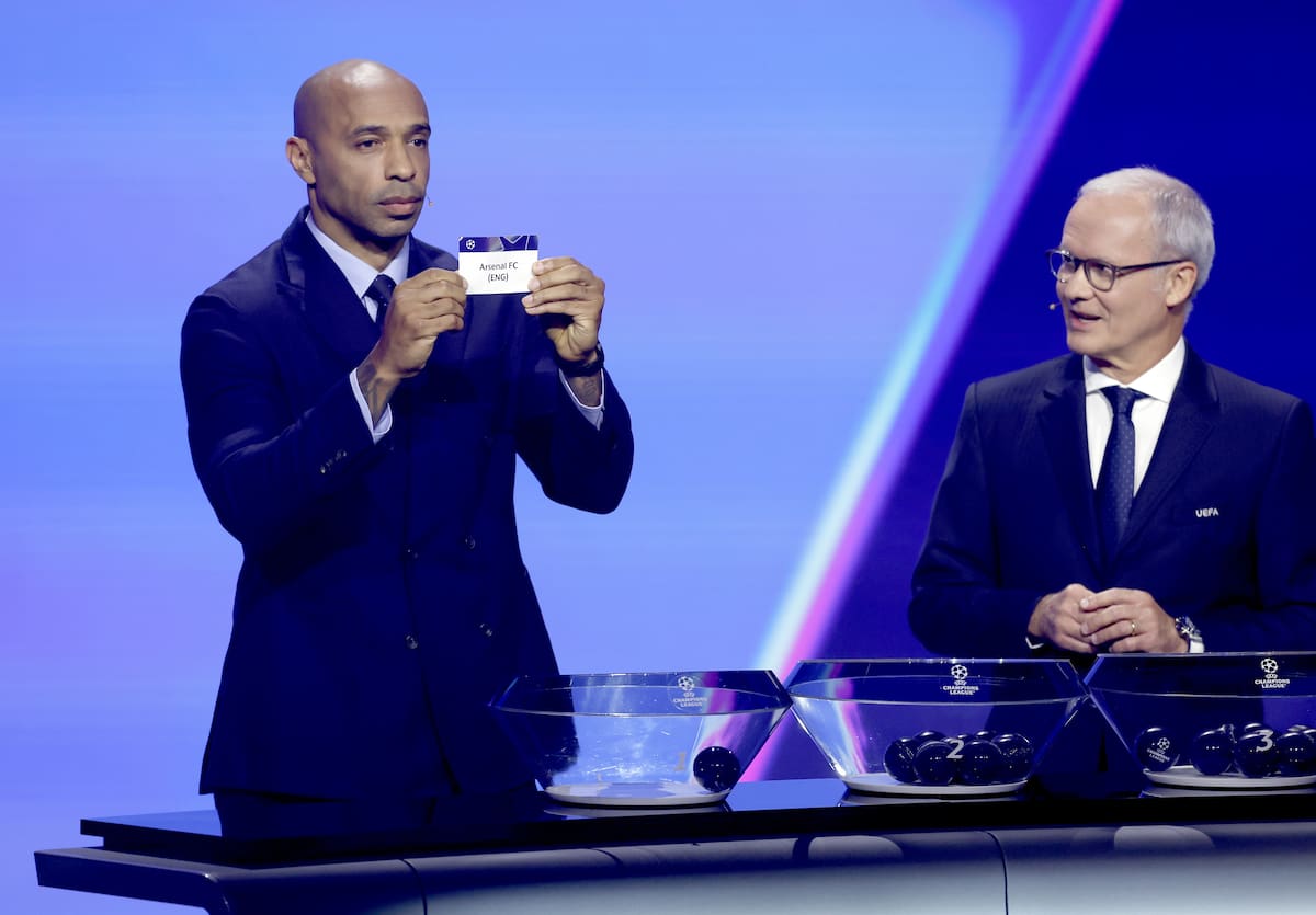 El exfutbolista internacional francés Thierry Henry sostiene la tarjeta del Arsenal durante el sorteo de la fase de liga de la UEFA Champions League 2026/27 en el Grimaldi Forum de Mónaco. //Foto, EFE: SEBASTIEN NOGIER