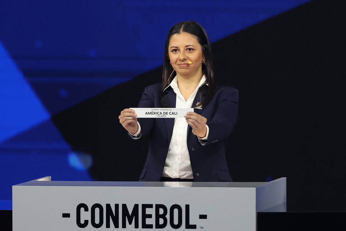 La gerenta de Competiciones de Conmebol, Luciana Antunes, muestra el nombre del equipo deAmérica de Cali de Colombia, durante el sorteo de la fase de grupos de la Copa Sudamericana 2026. Foto, EFE: Juan Pablo Pino