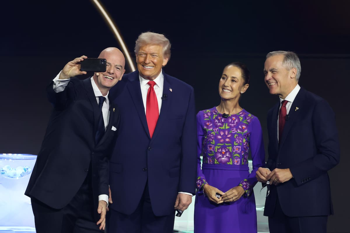 De izquierda a derecha, el presidente de la FIFA, Gianni Infantino; el presidente de Estados Unidos, Donald Trump; la presidenta de México, Claudia Sheinbaum y el primer ministro de Canadá, Mark Carney, posando durante el sorteo del Mundial de Fútbol FIFA 2026. //Foto, EFE: Octavio Guzmán