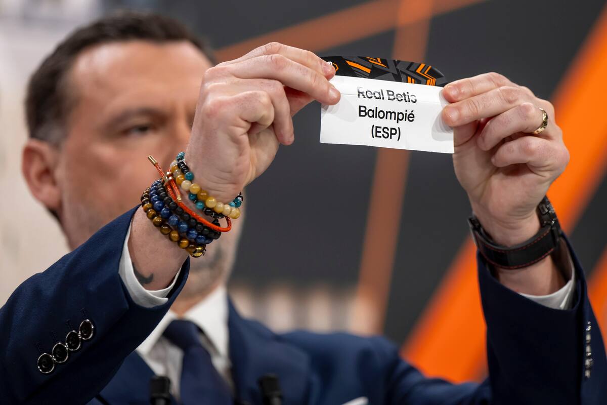 El exjugador y embajador Maniche muestra una entrada del Real Betis Balompié (ESP) durante el sorteo de octavos de final. //Foto, AP: Martial Trezzini/Keystone