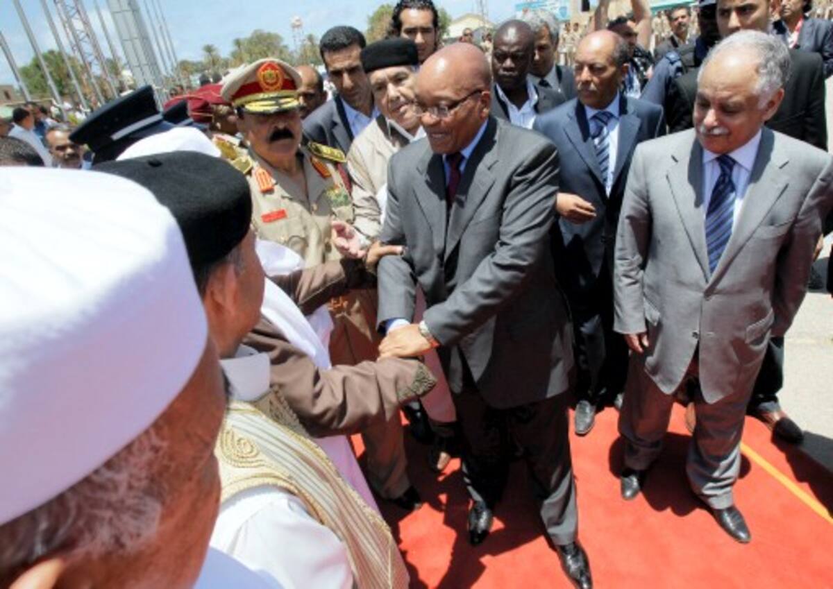 El presidente sudafricano, Jacob Zuma (centro), conversará con Muamar Gadafi “una estrategia de salida”, luego que el líder libio fuera abandonado por sus aliados tradicionales. AP Ivan Sekretarev