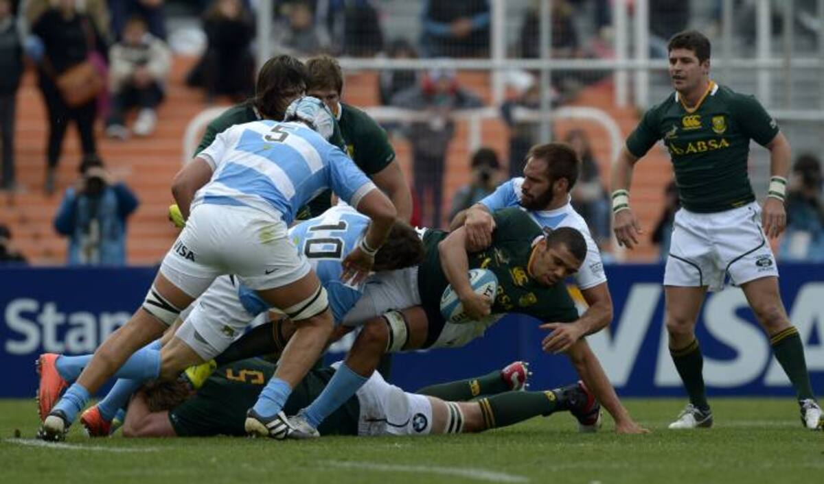 Los puntos de Argentina los anotaron Martín Rodríguez Gurruchaga (penal, 11, 35 y 51 minutos), Santiago Fernández, (try, 16) conversión de Gurruchaga, en tanto para Sudáfrica convirtieron Morne Steyn (penal, 32, 48, 54), Francois Steyn en try (65) con conversión de Morne. AFP JUAN MABROMATA