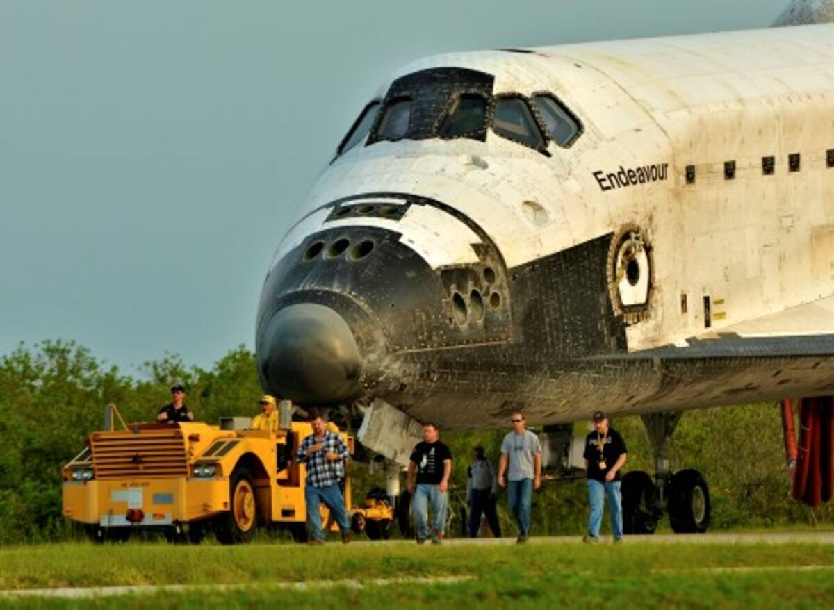 El Endeavour aterrizó por última vez bajo la oscuridad en el mismo momento en que Atlantis, el último transbordador que viajará al espacio, llegó a la plataforma de lanzamiento para el gran despegue final dentro de cinco semanas. AFP ROBERTO GONZALEZ