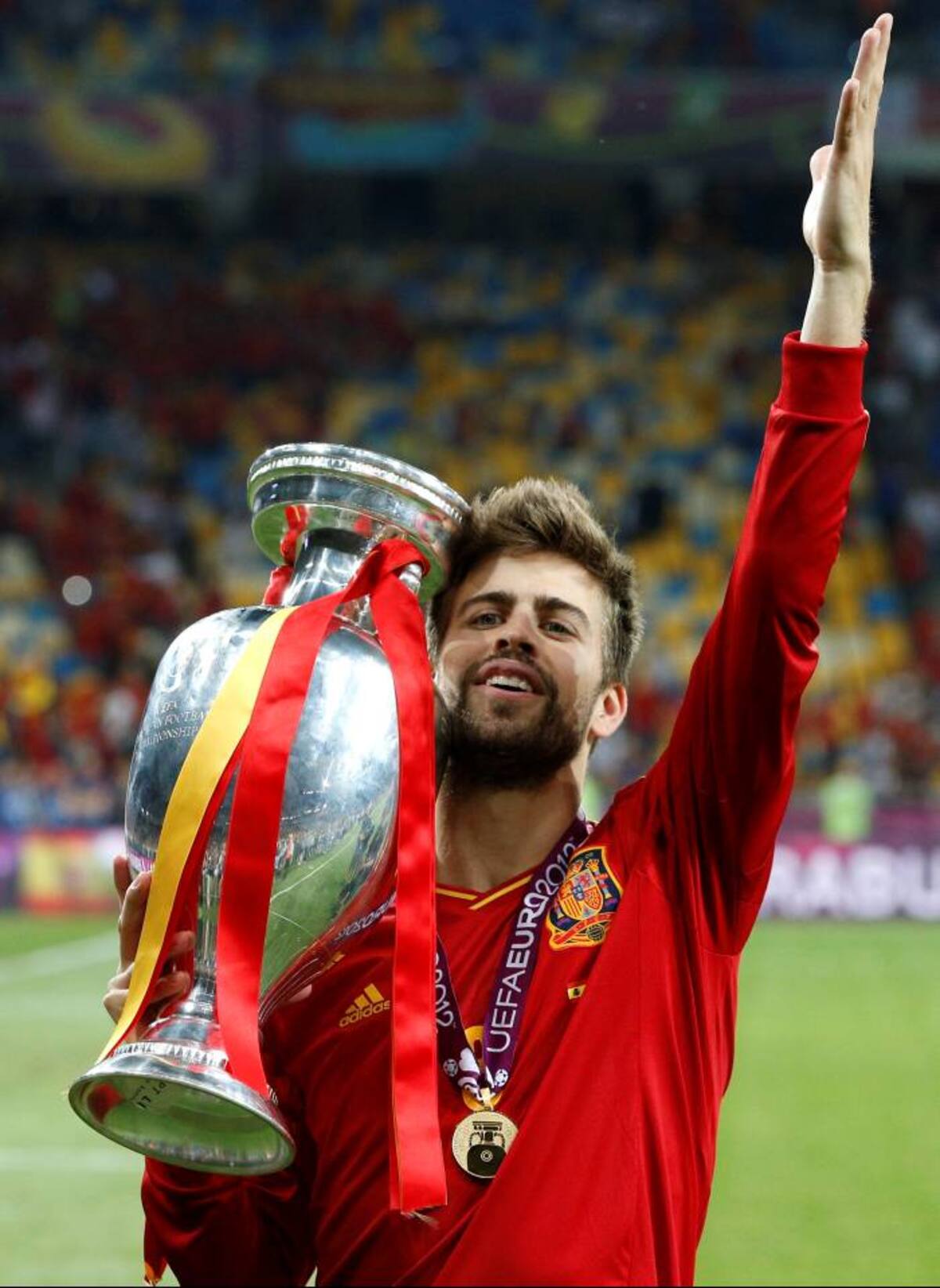 Gerad Piqué levanta la copa de la Eurocopa 2012. AP
