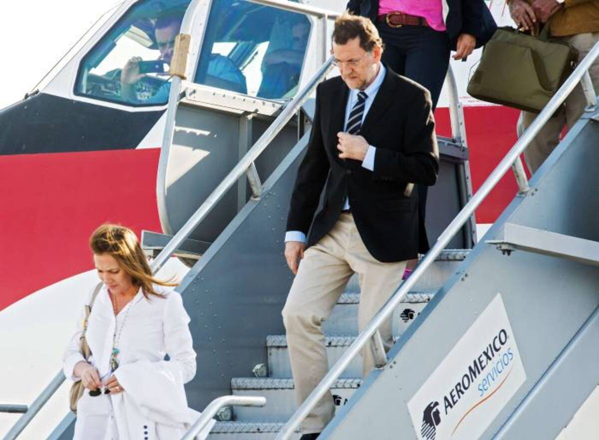El presidente de España, Mariano Rajov y su esposa, Elvira Fernández, a su llegada en Los Cabos para participar de la cumbre de los G20 AFP