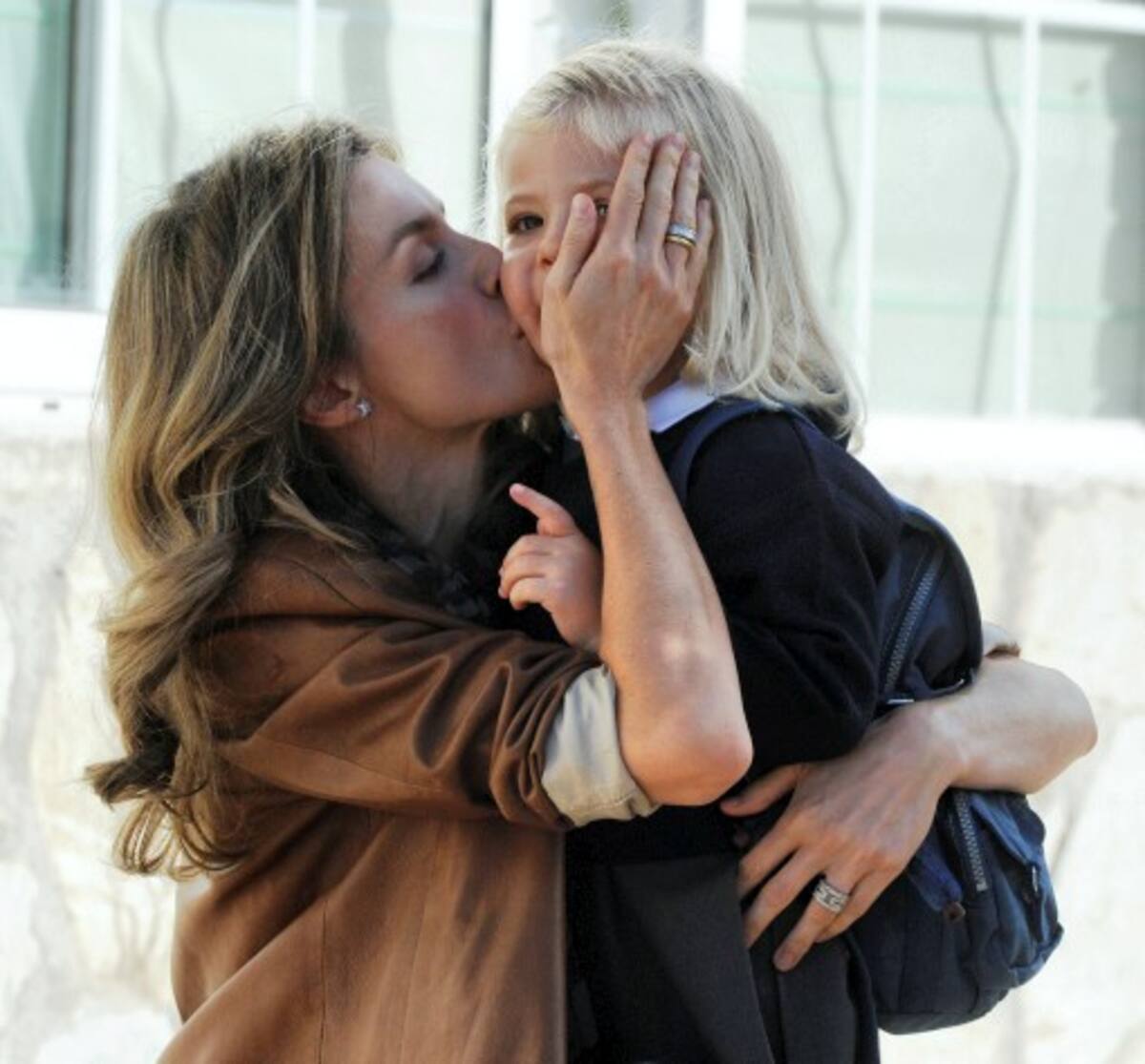 La princesa Letizia abraza a su hija, Sofía.