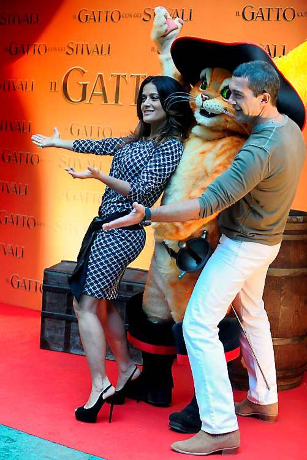 El actor español Antonio Banderas (derecha) y la actriz mexicana Salma Hayek durante el lanzamiento de la cinta “El gato con botas”.