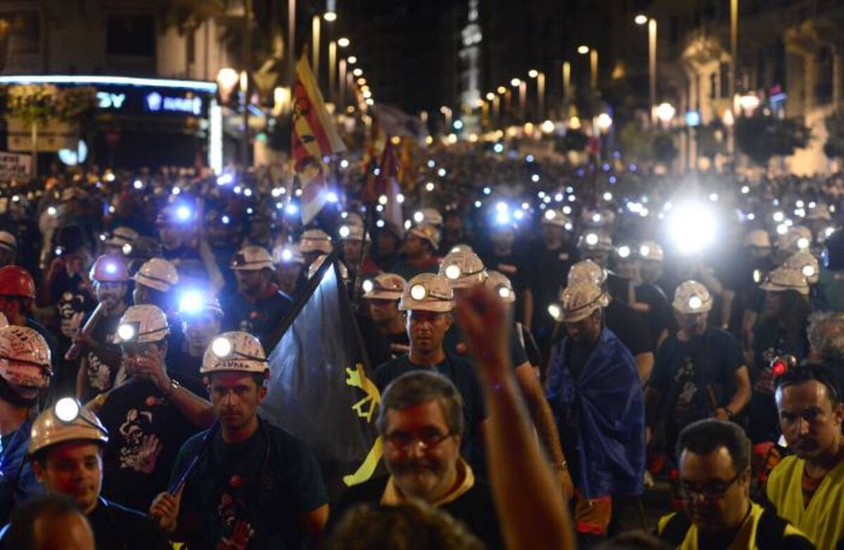 Con camisetas negras con consignas como “Apoyamos la lucha minera” o “SOS mineros en peligro de extinción” marcharon los trabajadores.