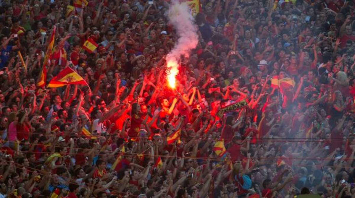 Los jugadores bailaron, cantaron, se rociaron con litros de champán y compartieron su alegría con los cientos de miles de hinchas. AP Paul White