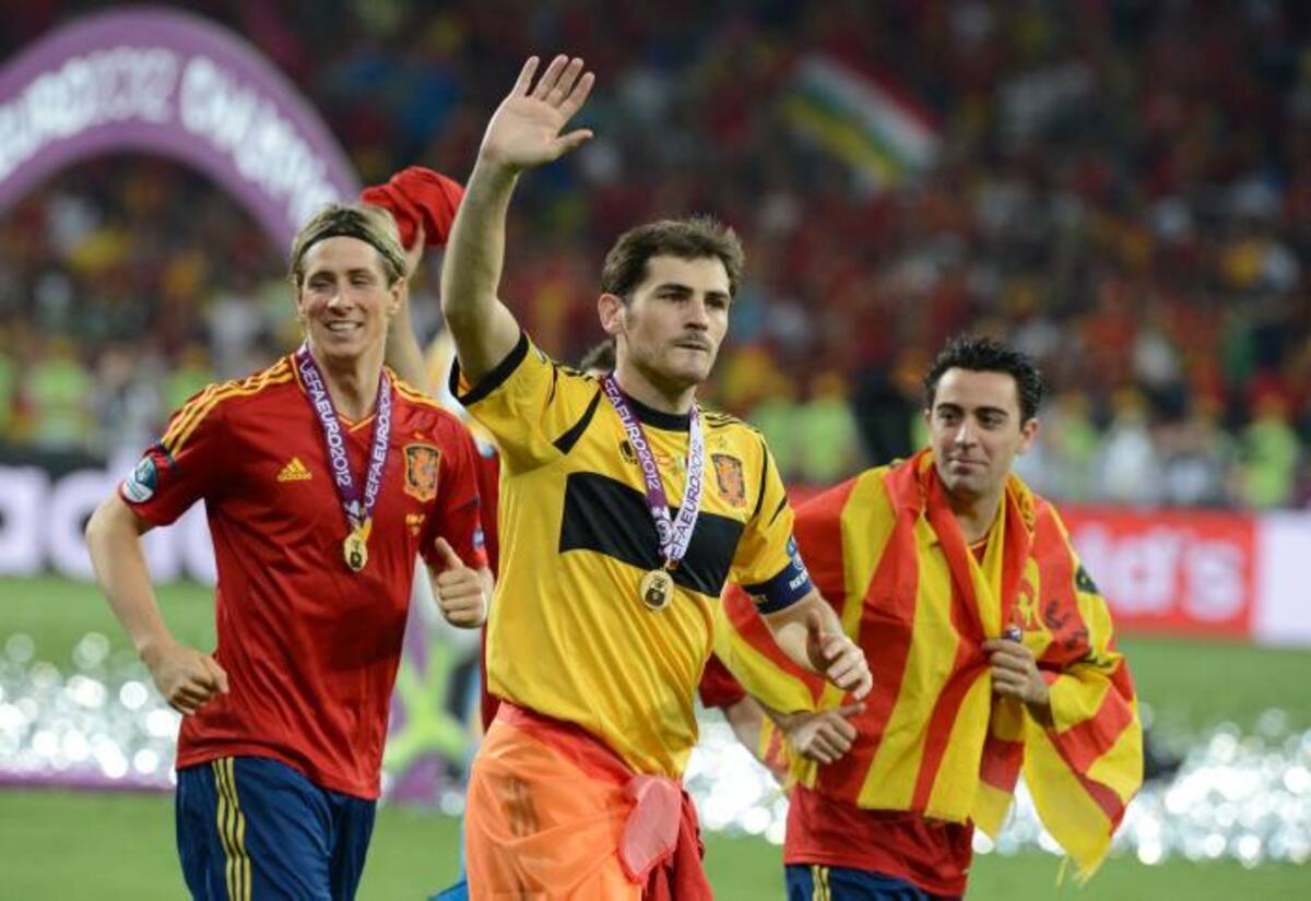 Fernando Torres (Izq.), Iker Casillas (cen.) y Xavi Hernández (der.) han sido protagonistas permanentes de las hazañas de la selección española. AFP PATRICK HERTZOG