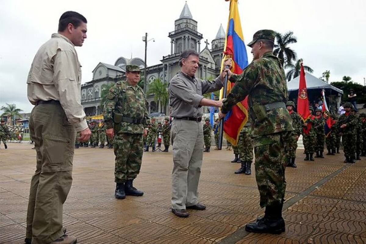 El presidente Juan Manuel Santos durante una ceremonia de ascenso del general Rubén Darío Alzate Mora. COLPRENSA