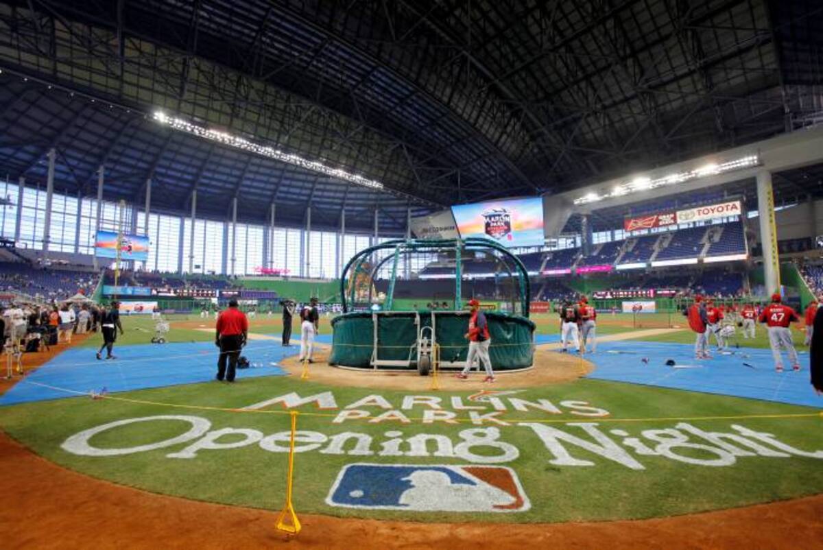 El nuevo estadio de los Marlins luce hermoso, en su estreno en Grandes Ligas en el juego Marlins ante Cardenales. AP