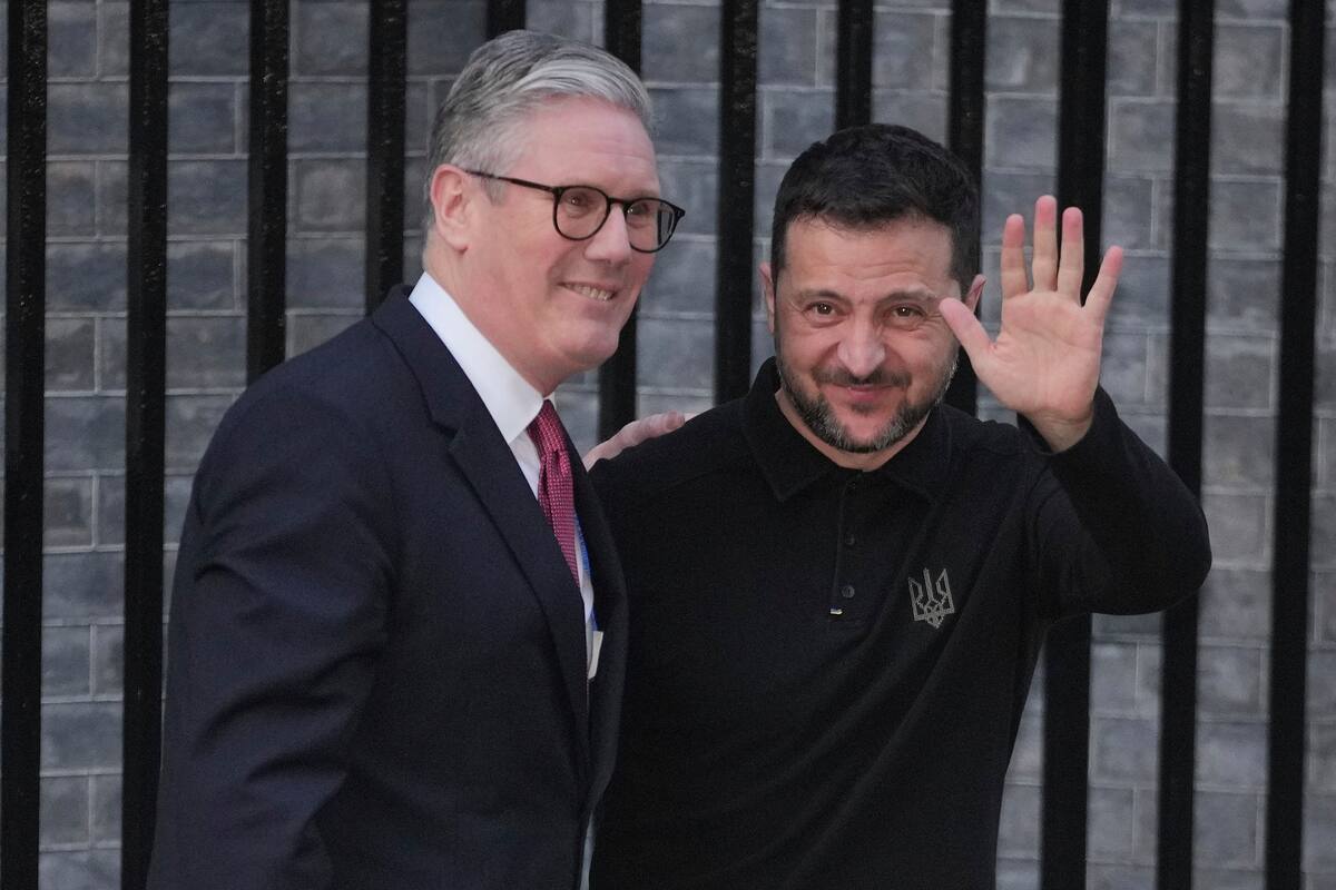 El primer ministro británico, Keir Starmer, a la izquierda, recibe al presidente de Ucrania, Volodímir Zelenski, en Downing Street, Londres, Inglaterra. //AP
