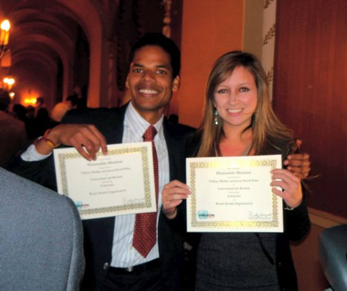Stephanie Mullen y Juan David Peña, quienes recibieron la mención honorífica. COLPRENSA