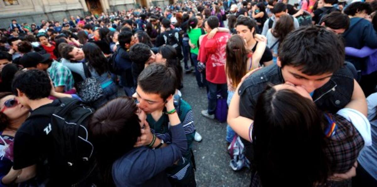 Jóvenes protestan en Chile besándose AFP