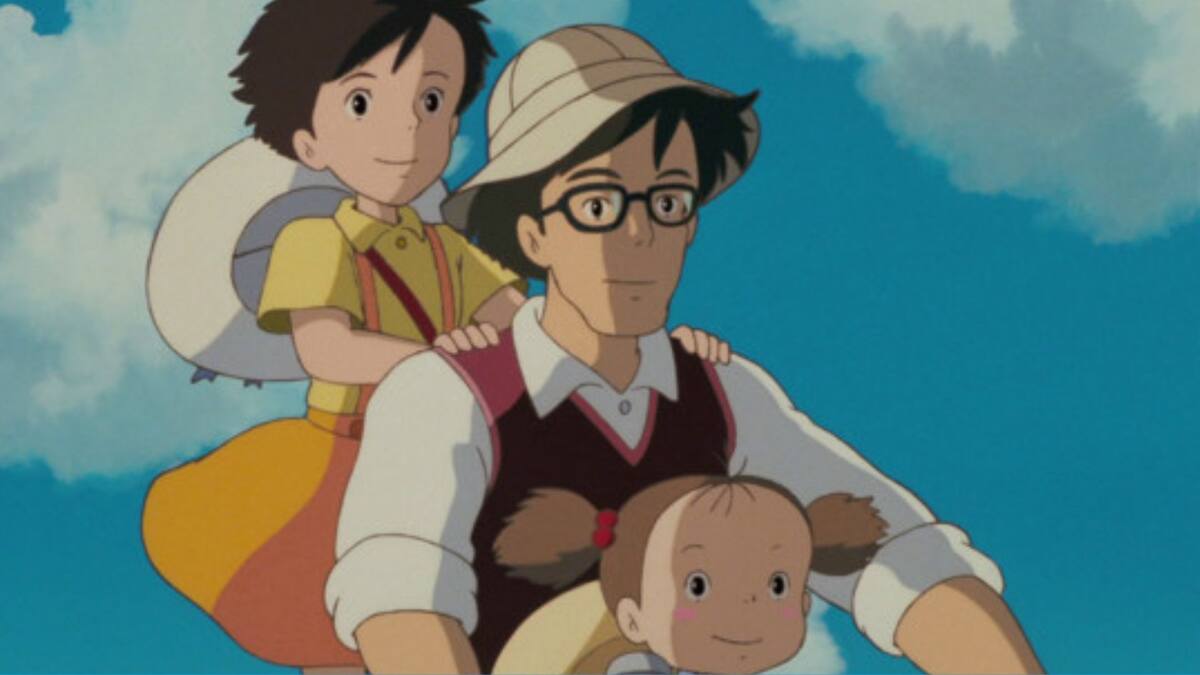 Papá junto a sus hijas. // Captura película de Studio Ghibli
