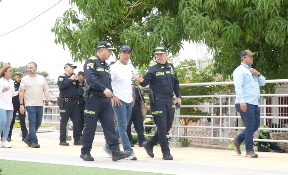 El alcalde Alejandro Char; el jefe de la Jefatura de Seguridad, mayor general Ricardo Alarcón; la viceministra de Defensa, Claudia Carrasquilla y el mayor general Norberto Mujica, subdirector general de la Policía Nacional, durante el recorrido por el Malecón de Rebolo.//Cortesía Alcaldía de Barranquilla.