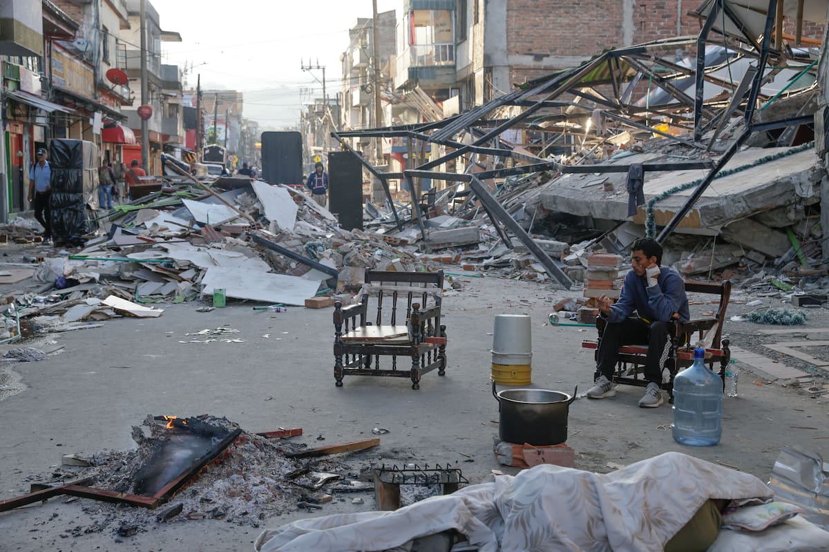 Edificios y casas afectadas este martes en Pereira tras el terremoto. // Foto: EFE/ Carlos Ortega