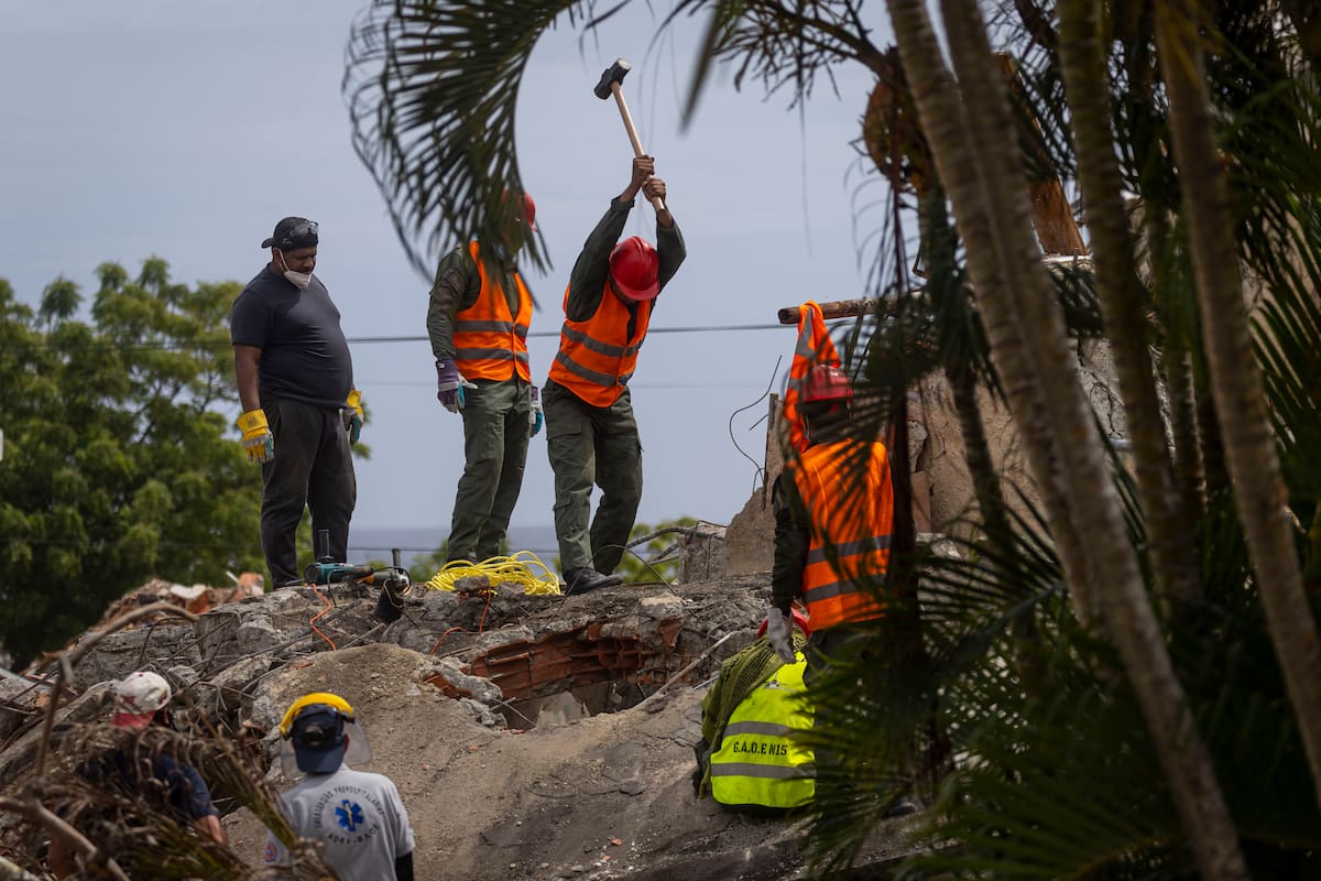 Integrantes del Ejercito de Venezuela realizan labores de rescate en una zona afectada por el doble terremoto en Caraballeda, La Guaira (Venezuela).// EFE/ Miguel Gutiérrez