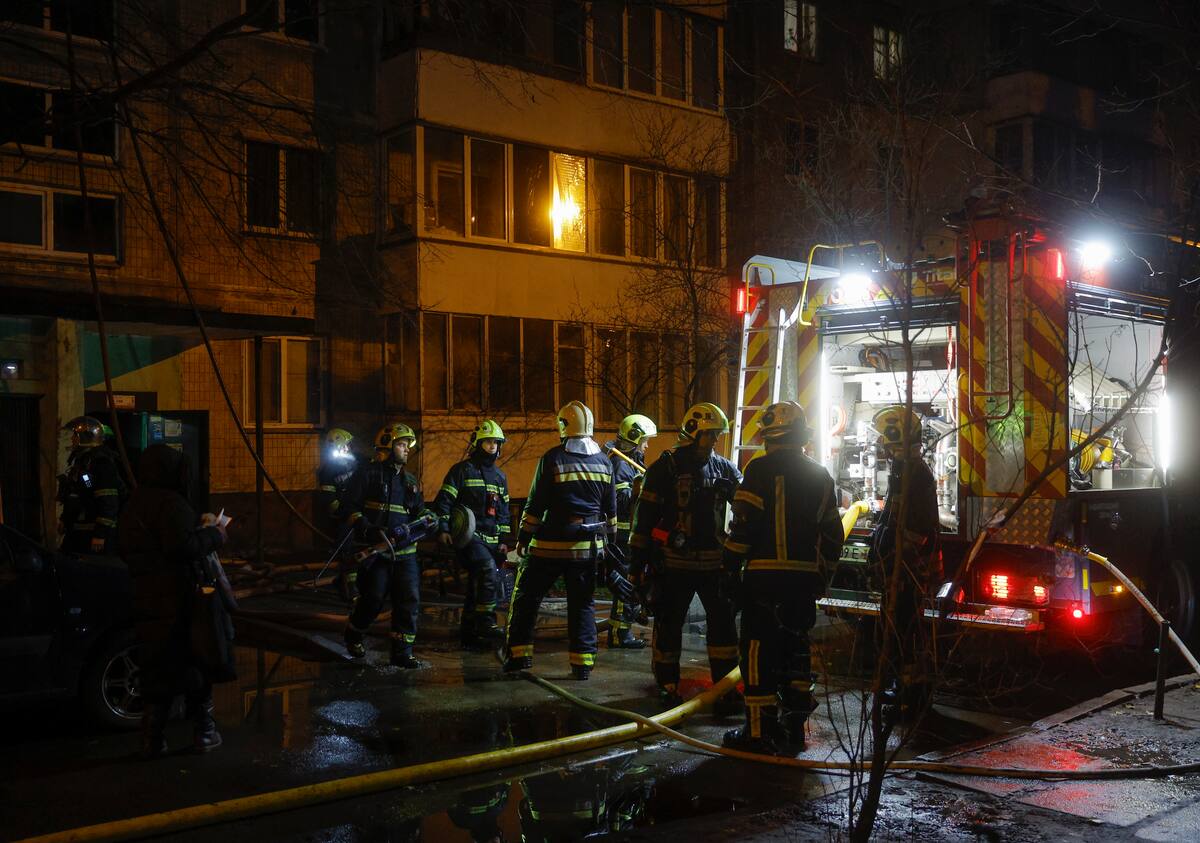 Rescatistas ucranianos trabajan en el lugar de un ataque ruso a un edificio residencial de nueve pisos en Kiev, Ucrania, el 25 de noviembre de 2025. EFE/EPA/SERGEY KOZLOV