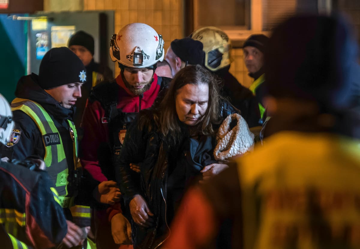 Rescatistas ucranianos acompañan a una mujer tras un ataque ruso a un edificio residencial de nueve pisos en Kiev, Ucrania, el 25 de noviembre de 2025. EFE/EPA/MAXYM MARUSENKO