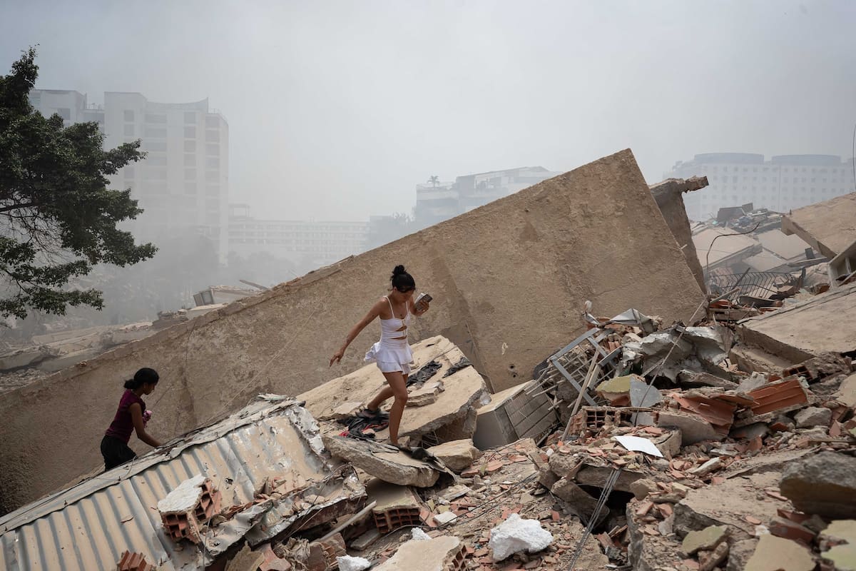 Equipos de emergencia buscan sobrevivientes entre los escombros tras terremotos en Venezuela. // Foto: EFE/ Ronald Peña R.