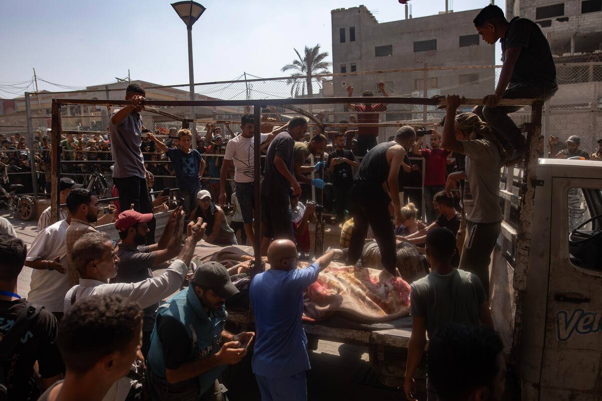 Palestinos heridos en un ataque israelí al este de Jan Yunis llegan al hospital Nasser, en el sur de la Franja de Gaza. //EFE