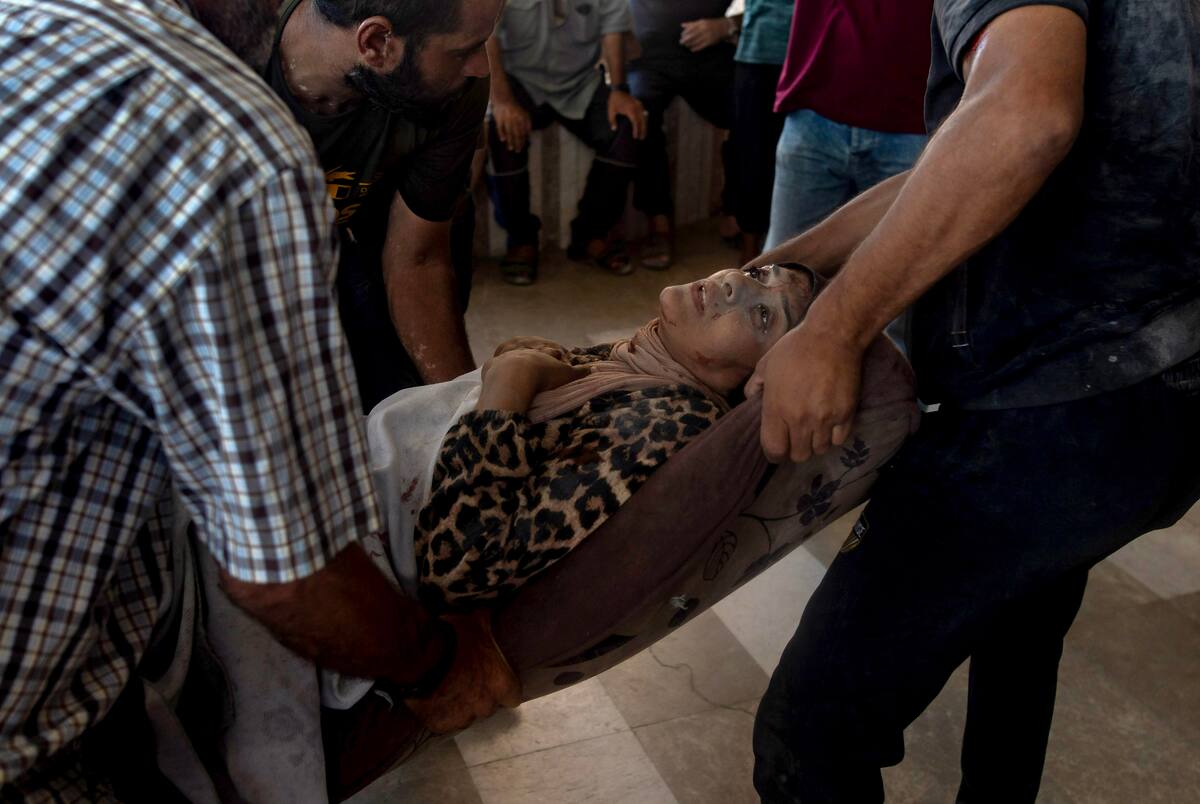 Los palestinos heridos en un ataque israelí en el este de Jan Yunis llegan al hospital Nasser, en el sur de la Franja de Gaza. //EFE