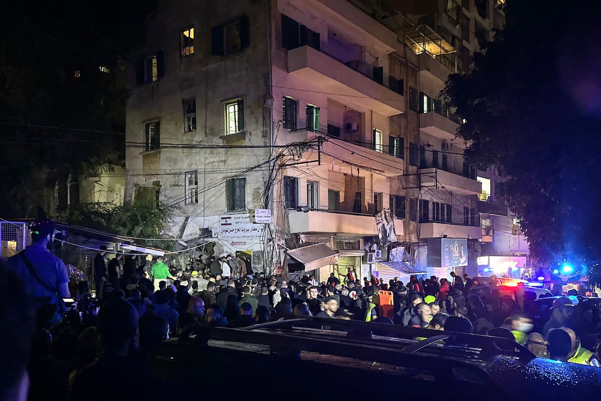 Los residentes locales y los rescatistas se reúnen en un sitio atacado por un bombardeo aéreo israelí en el distrito de Zuqaq al-Blat, en el centro de Beirut, Líbano, 18 de noviembre de 2024. Según la agencia estatal de noticias de Líbano, dos misiles impactaron en el distrito central de Zuqaq al-Blat. Según el Ministerio de Salud del Líbano, más de 3,400 personas han muerto y más de 14,700 han resultado heridas en el Líbano desde la escalada de hostilidades entre Israel y Hezbollah. Líbano, Hizbulá/Hezbolá EFE/EPA/WAEL HAMZEH