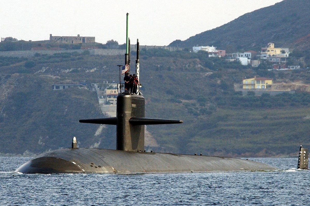 Trump revela que desplegó submarinos nucleares frente a Rusia por “amenaza”