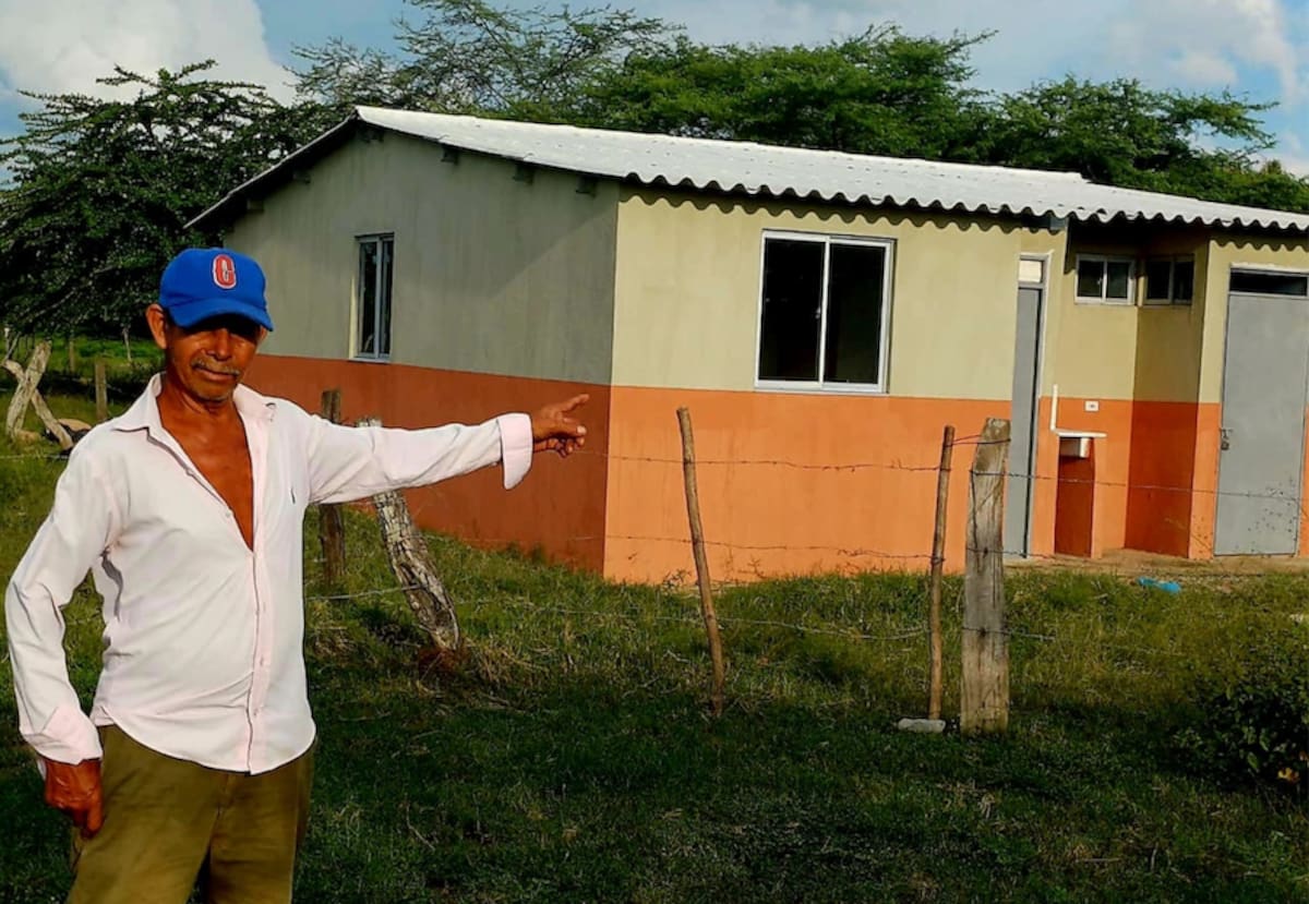 Los beneficiarios trabajan autónomamente en la construcción de sus viviendas para lo cual perciben desembolsos por 60 millones de pesos.//Cortesía URT Magdalena.