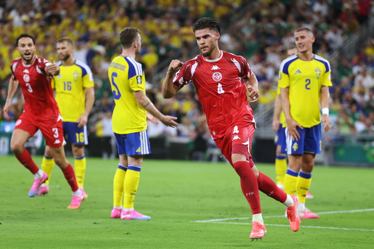 Omar Rekik (4), de Túnez, celebra después de anotar durante el partido contra Suecia. //Foto, AP: Sofia Yaker