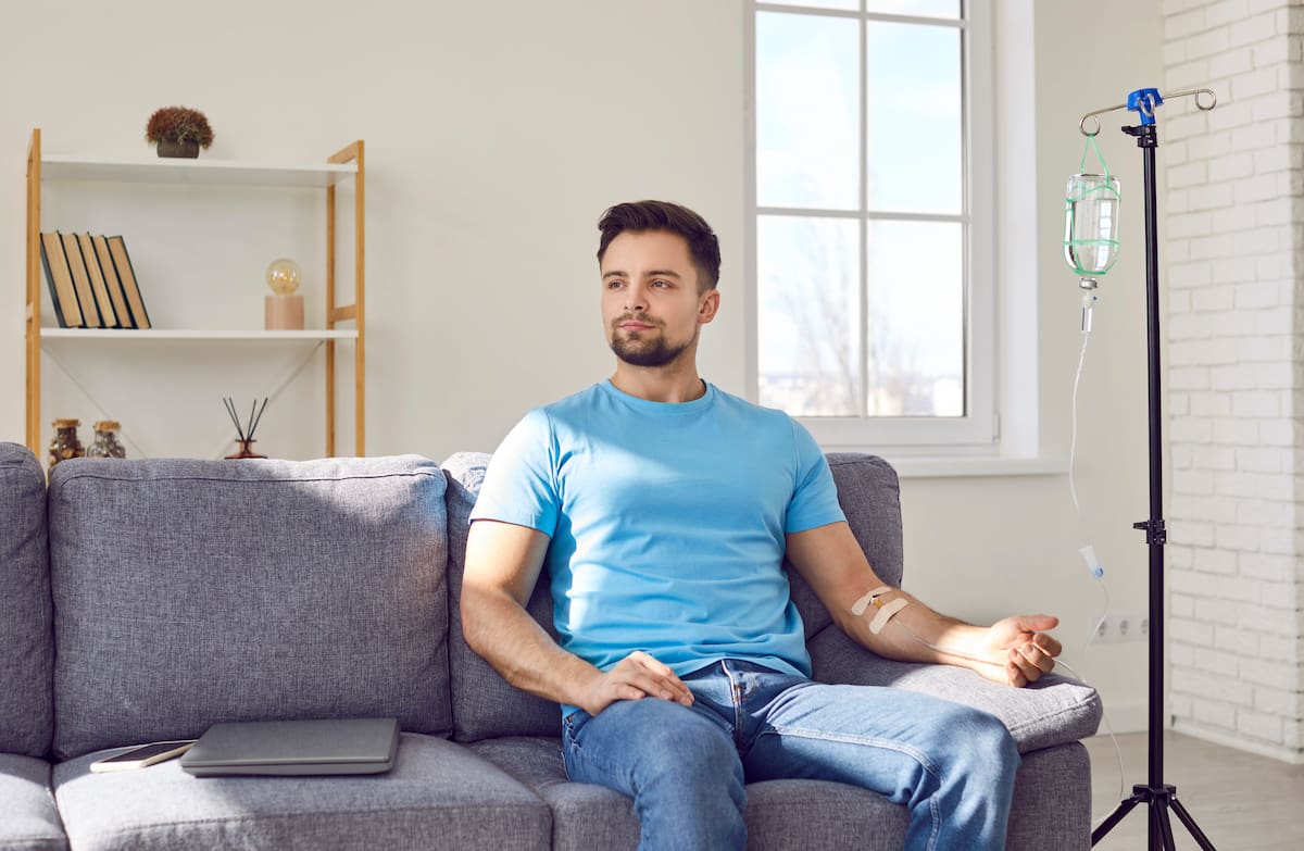 La terapia intravenosa debe realizarse en clínicas autorizadas, no en casa.