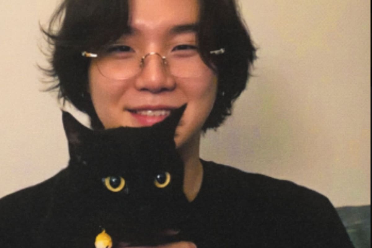 Suga de BTS reaparece tras dos años de silencio y presenta a su mascota