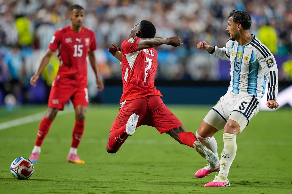 El suizo Breel Embolo (7) reacciona mientras se lanza al suelo tras una disputa del balón con el argentino Leandro Paredes (5) —acción que le valió a este último una segunda tarjeta amarilla. //Foto, AP: Ashley Landis