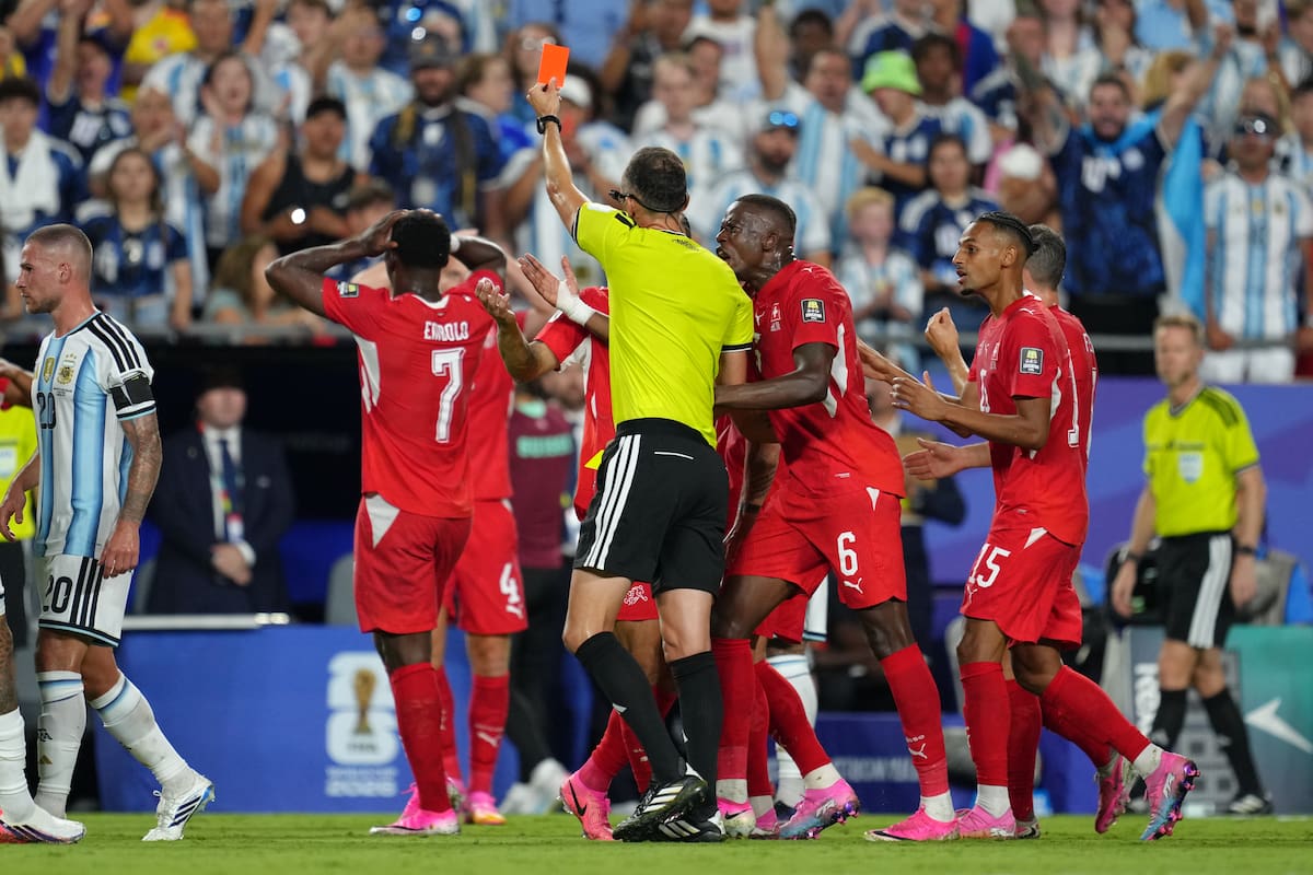 Suiza estalla tras la insólita expulsión en el duelo contra Argentina en el Mundial