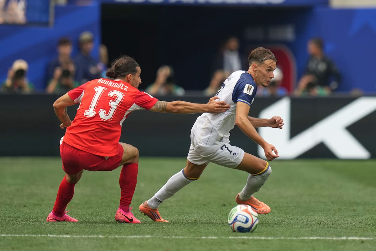 Suiza y Bosnia y Herzegovina habían disputado un parejo partido hasta los últimos 10 minutos del duelo. //Foto, AP: Andre Penner