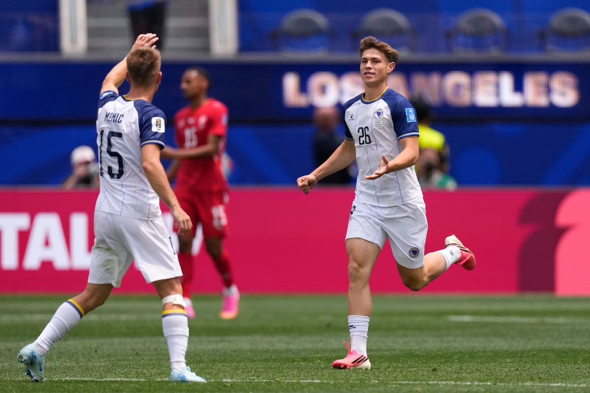 El bosnio Ermin Mahmic (D) había descontado el marcador para los suyos en el duelo ante Suiza en el Mundial. //Foto, AP: Mark J. Terrill