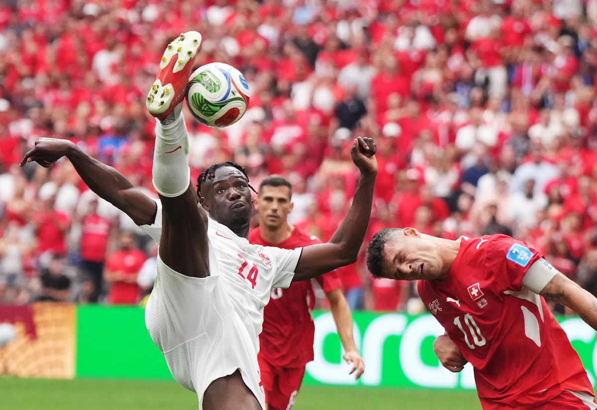 Suiza y Canadá disputaron un parejo duelo para definir el líder del Grupo B en el Mundial. //Foto, AP: Darryl Dyck/The Canadian Press