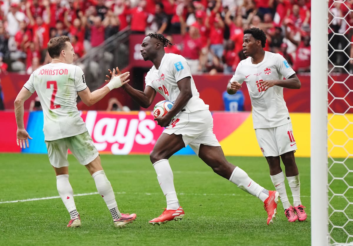 El canadiense Promise David (24) marcó un gol ante Suiza para descontar en el partido por el Mundial. //Foto, AP: Darryl Dyck/The Canadian Press